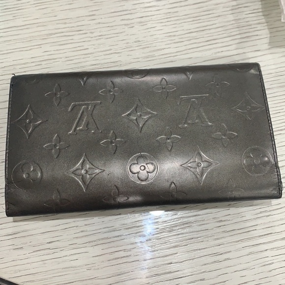 it’s a black louis vuitton wallet with 6 card holders and a holder for cash - Picture 2 of 4